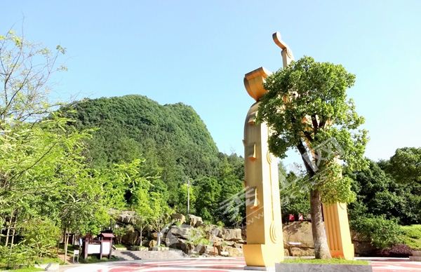 秀山县城:凤凰山民俗风景区,滨江公园.